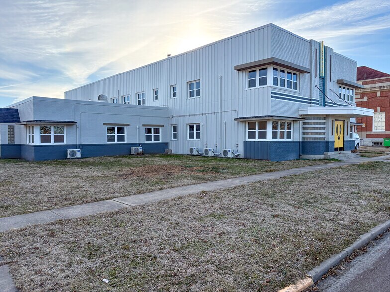 More Photos Of 11 N Walnut St, Iola Apartments For Sale