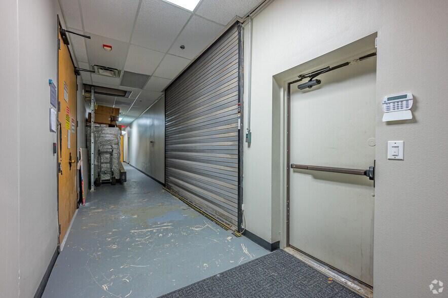More Photos Of 4215 N Beltwood Pky, Dallas Industrial For Lease