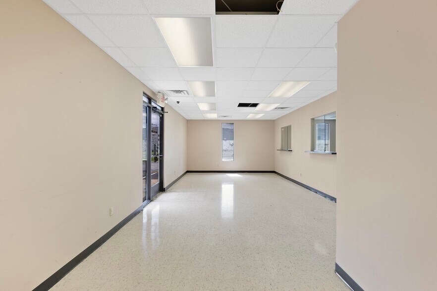 More Photos Of 327 E Airport Dr, Carthage Medical For Sale
