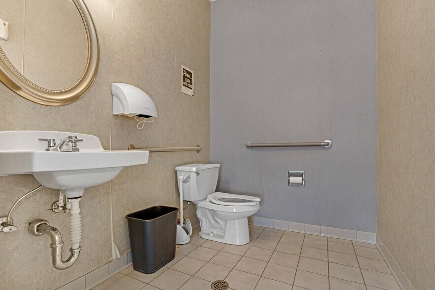 More Photos Of 1656 Oak Tree Rd, Edison Medical For Lease