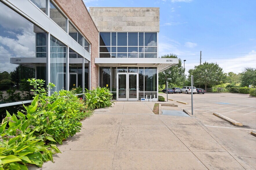 More Photos Of 16701 Creek Bend Dr, Sugar Land Medical For Lease