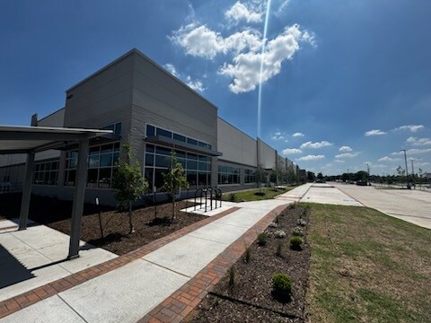 More Photos Of 10624 Clarence Dr, Frisco Showroom For Lease