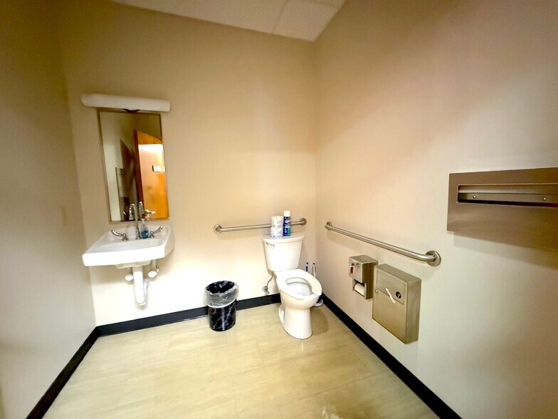 More Photos Of 1879 Nightingale Ln, Tavares Medical For Lease