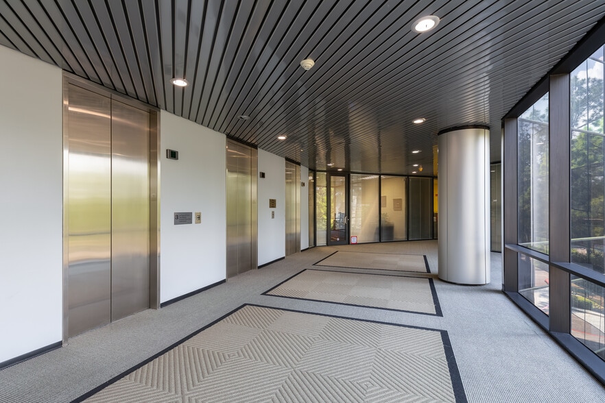 More Photos Of 14550 Torrey Chase Blvd, Houston Office For Lease