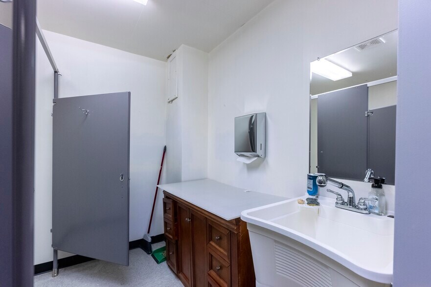 More Photos Of 447 Broadway, Ulster Park Office For Sale