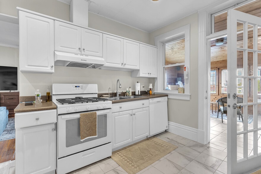 More Photos Of 105 1/2 S Court St, Crown Point General Retail For Sale