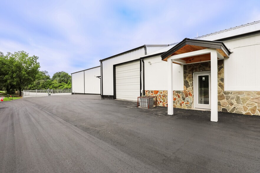 More Photos Of 5 Haynie St, Newnan Warehouse For Lease