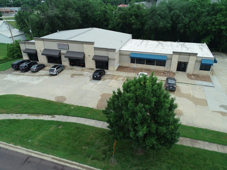 More Photos Of 306 Baptiste Dr, Paola General Retail For Sale