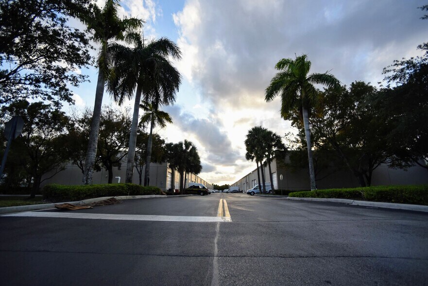 More Photos Of 14000-14046 NW 82nd Ave, Miami Lakes Light Distribution For Lease