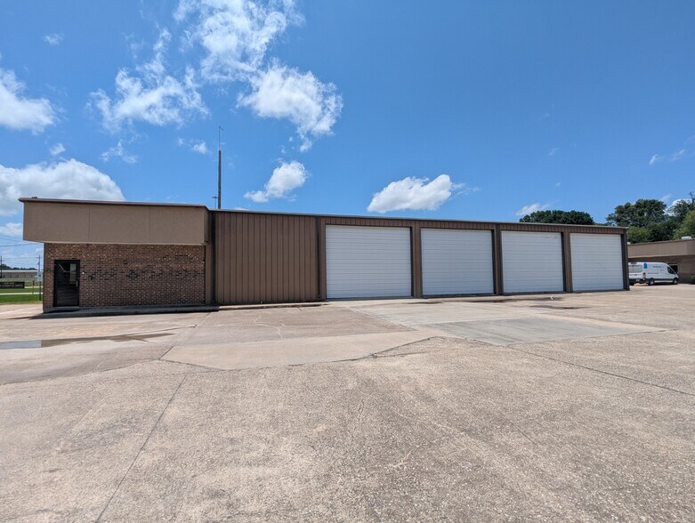 More Photos Of 2440 W Cardinal Dr, Beaumont Warehouse For Lease
