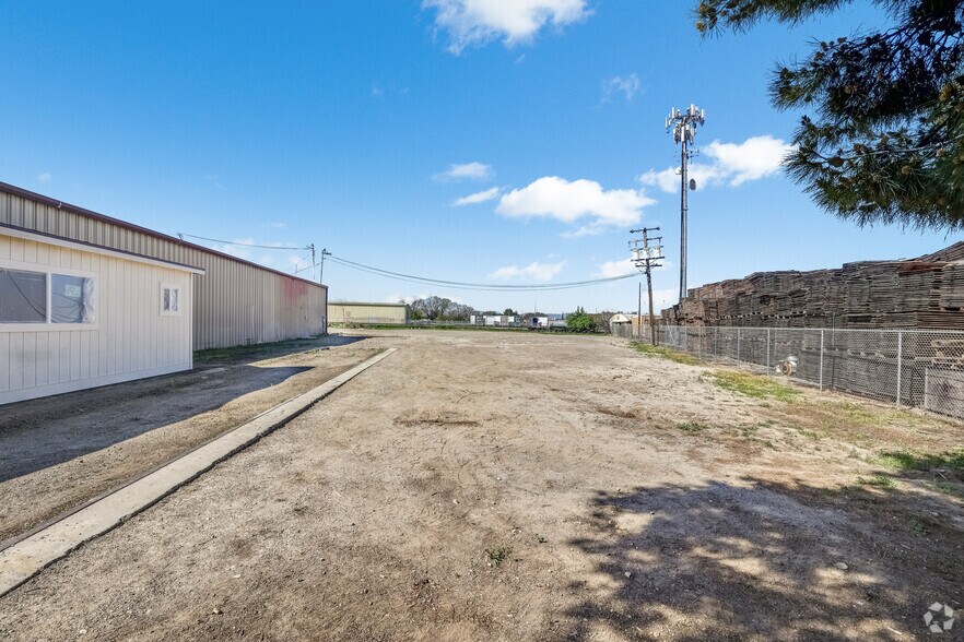 More Photos Of 2037 L St, Newman Industrial For Lease