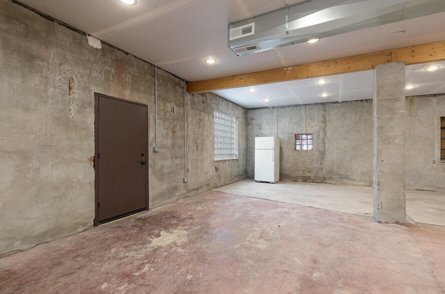 More Photos Of 1302 E Blaine St, Springfield Flex For Lease