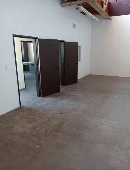More Photos Of 2824-2828 E 12th St, Los Angeles Manufacturing For Lease