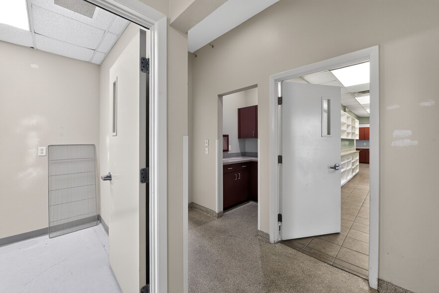 More Photos Of 2555 Pinellas Point Dr S, Saint Petersburg Veterinarian Kennel For Sale