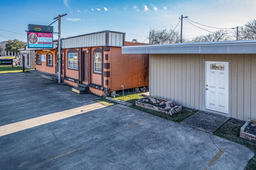 More Photos Of 421 N Virginia St, Port Lavaca Restaurant For Sale
