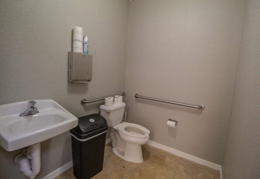 More Photos Of 701 JC Center Ct, Port Charlotte Unknown For Lease