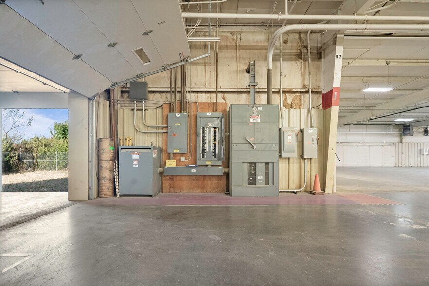 More Photos Of 1674 N Industrial Ave, Ottawa Manufacturing For Sale