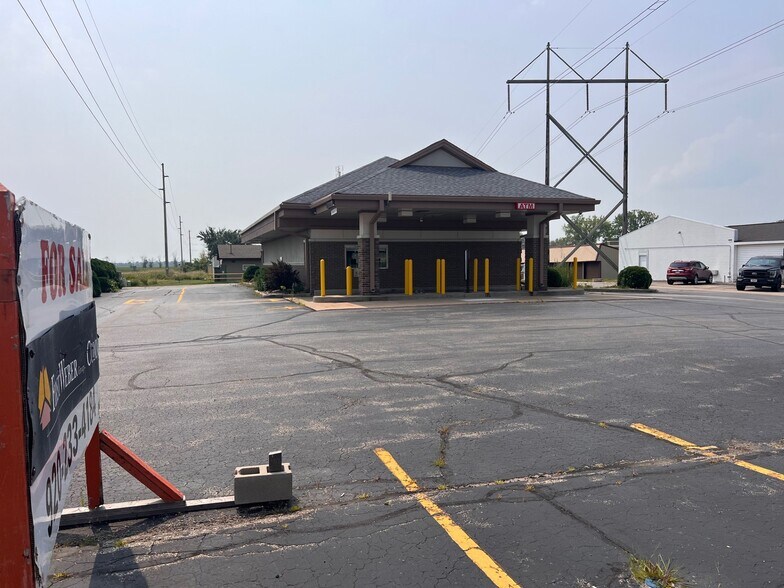 Primary Photo Of 927 E Main St, Winneconne Office For Sale