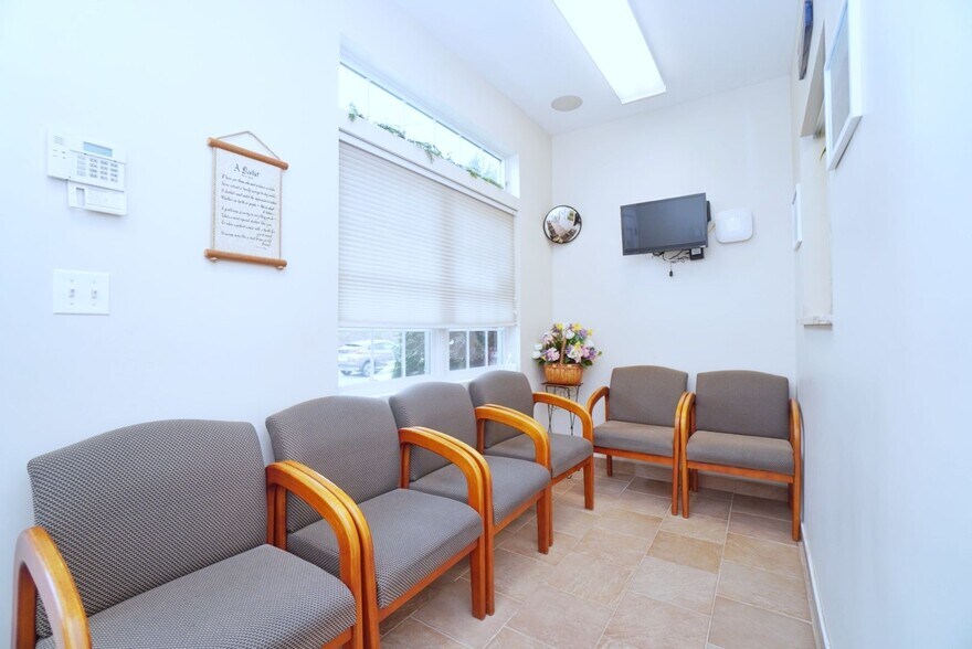 More Photos Of 1562 Drumgoole Rd E, Staten Island Medical For Sale