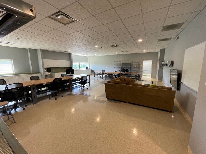 More Photos Of 1482 Erie Blvd, Schenectady Office For Lease