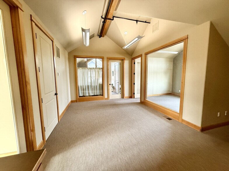 More Photos Of 593 NW York Dr, Bend Office For Lease