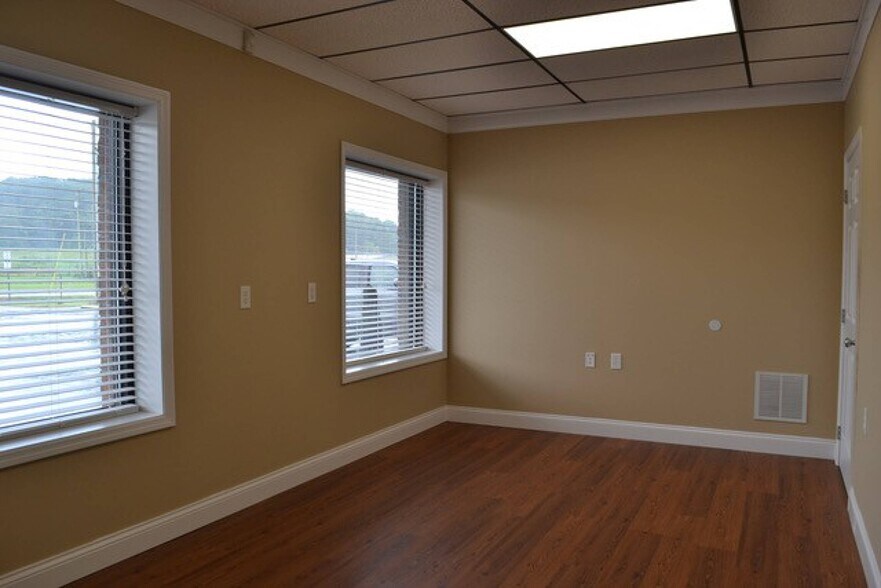 More Photos Of 29 Crestview Dr, Dunlap Loft Creative Space For Sale