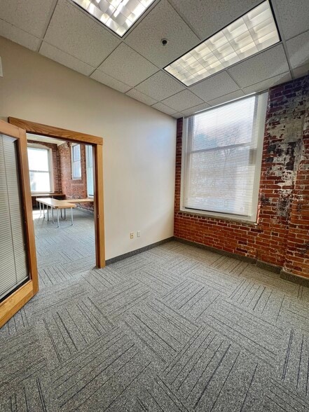 More Photos Of 320 Riverside Dr, Florence Office For Sale