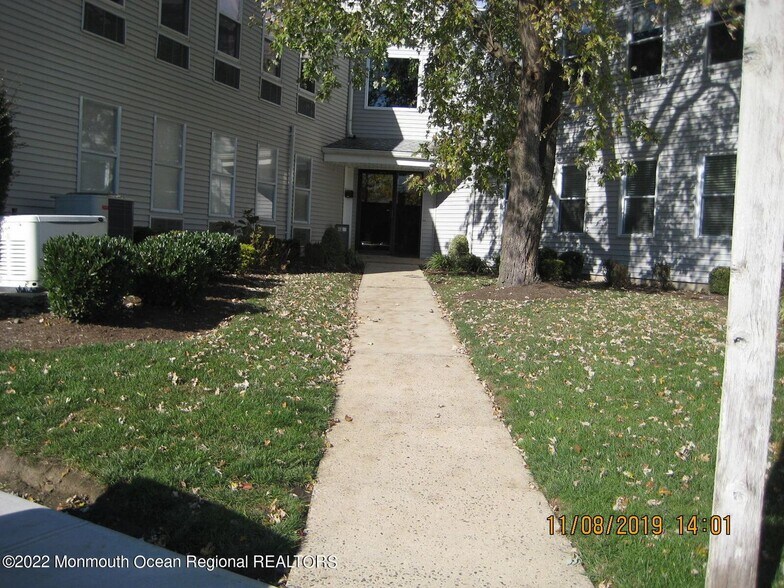 More Photos Of 59 Avenue at the Commons, Shrewsbury Medical For Lease