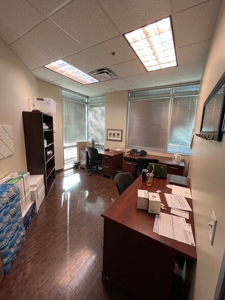 More Photos Of 41810 N Venture Dr, Phoenix Medical For Lease