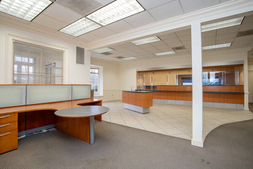 More Photos Of 3651 Greensboro Rd, Ridgeway Bank For Lease