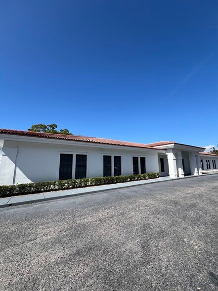 More Photos Of 2520 Tamiami Trl N, Nokomis Medical For Sale