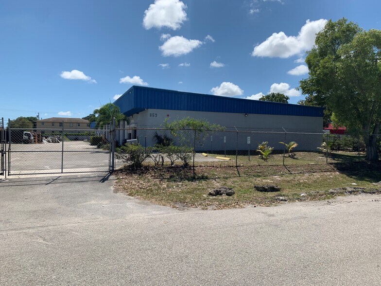 More Photos Of 859 W 13th Ct, Riviera Beach Warehouse For Lease