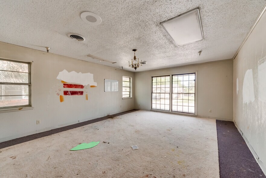 More Photos Of 1601 Kennedy St, Bonham Apartments For Sale