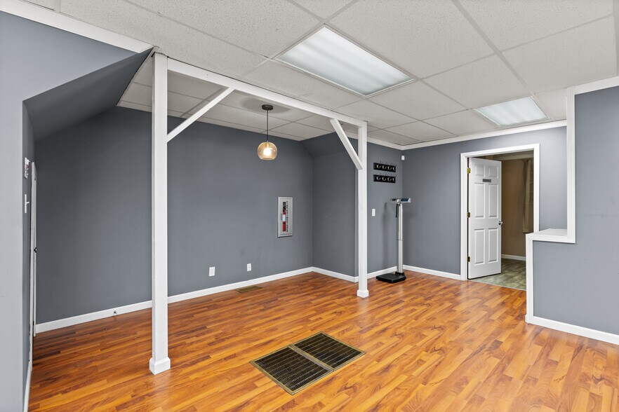 More Photos Of 10131-10137 West Florissant Ave, Saint Louis Office For Sale