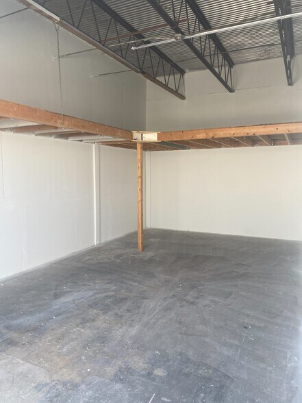 More Photos Of 4500-4560 N Dixie Hwy, Oakland Park Light Manufacturing For Lease