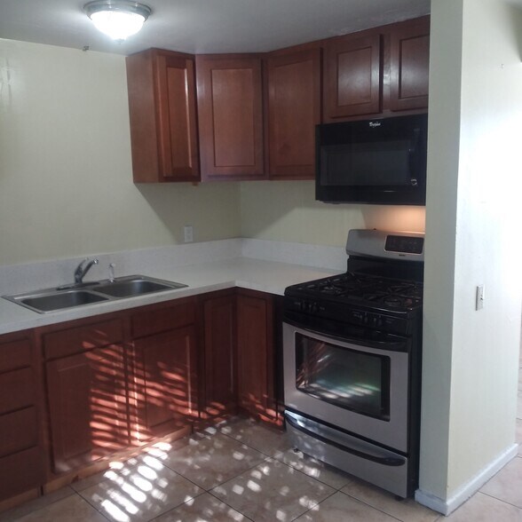 More Photos Of 571 Desert Way, Palm Springs Multifamily For Sale