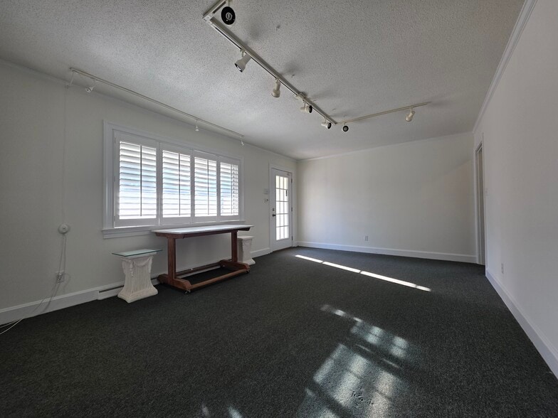 More Photos Of 2034 W 5th St, Washington Showroom For Sale