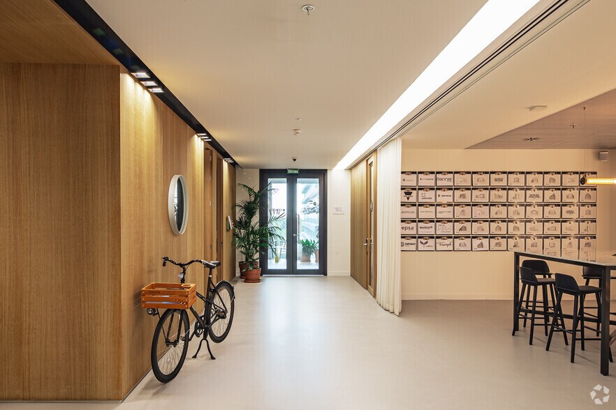 More Photos Of 1 Calle Vía de los Poblados, Madrid Coworking Space