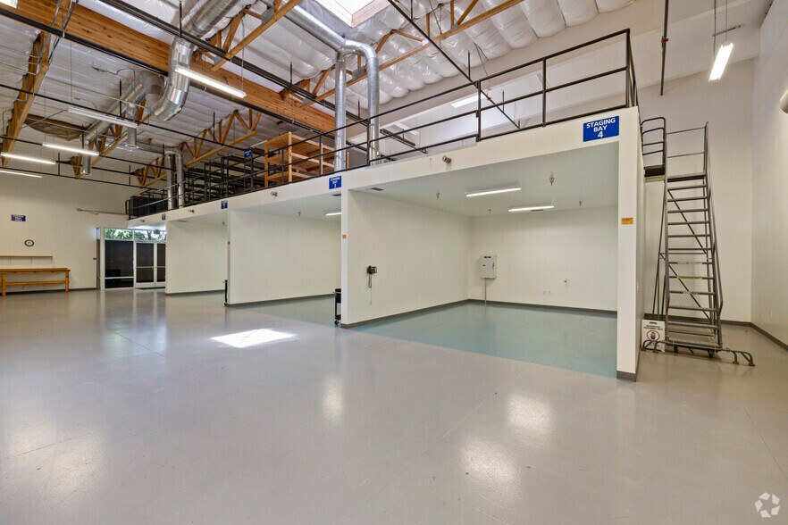 More Photos Of 64 Union Way, Vacaville Light Distribution For Lease