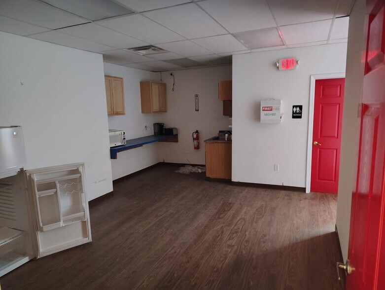 More Photos Of 132 Railroad Ave, Albany Light Distribution For Lease