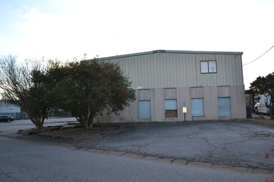More Photos Of 1447 Gabriel Dr, Norfolk Warehouse For Sale