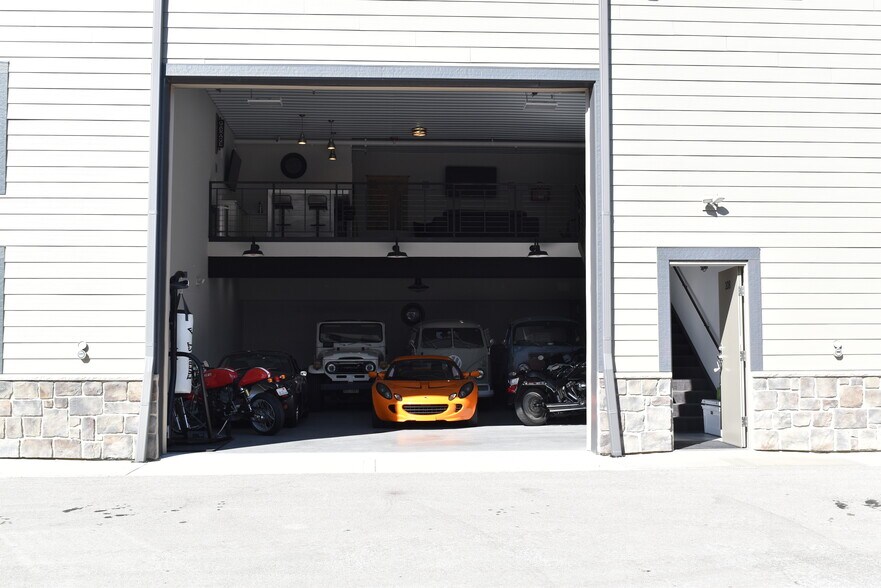 More Photos Of 2108-2260 Ferry Rd, Naperville Showroom For Sale