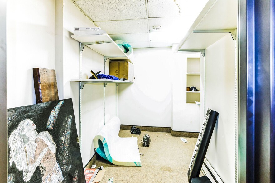 More Photos Of 200 W 4th St, Plainfield Light Distribution For Lease