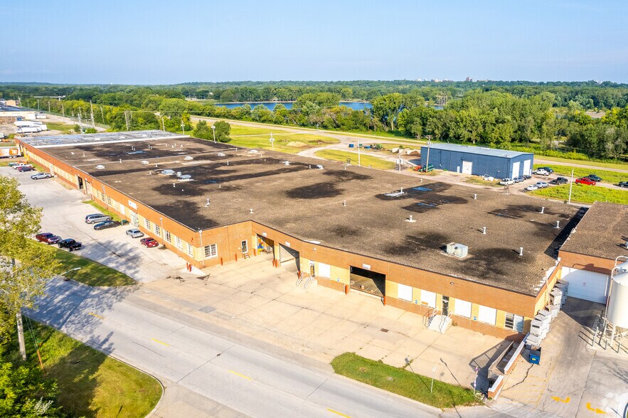 More Photos Of 1245-1405 Thomas Beck Rd, Des Moines Manufacturing For Lease