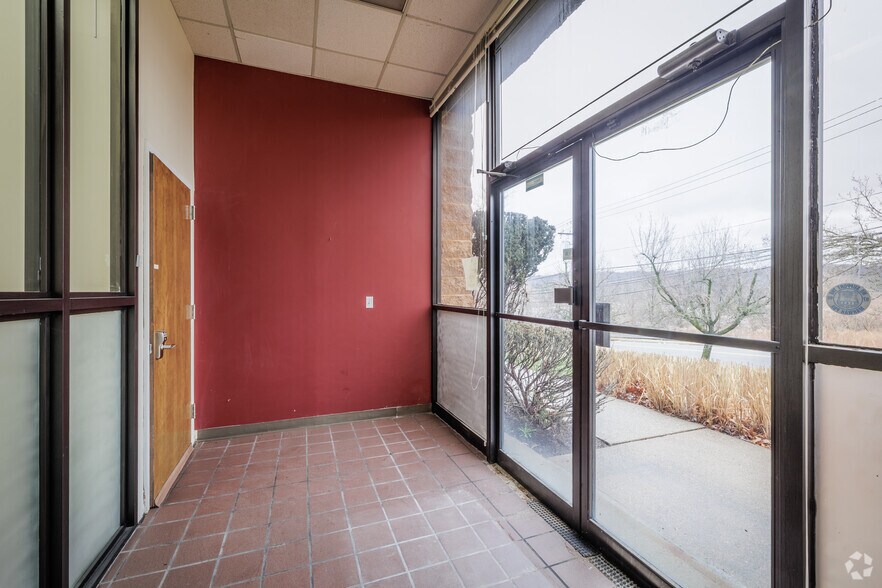 More Photos Of 300 Corporate Dr, Mahwah Warehouse For Lease