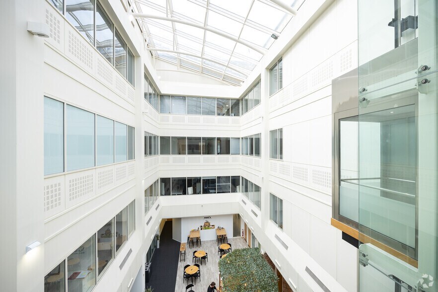 More Photos Of 2 Arlington Sq, Bracknell Coworking Space