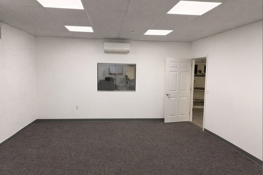 More Photos Of 2515 50th St, Woodside Warehouse For Lease