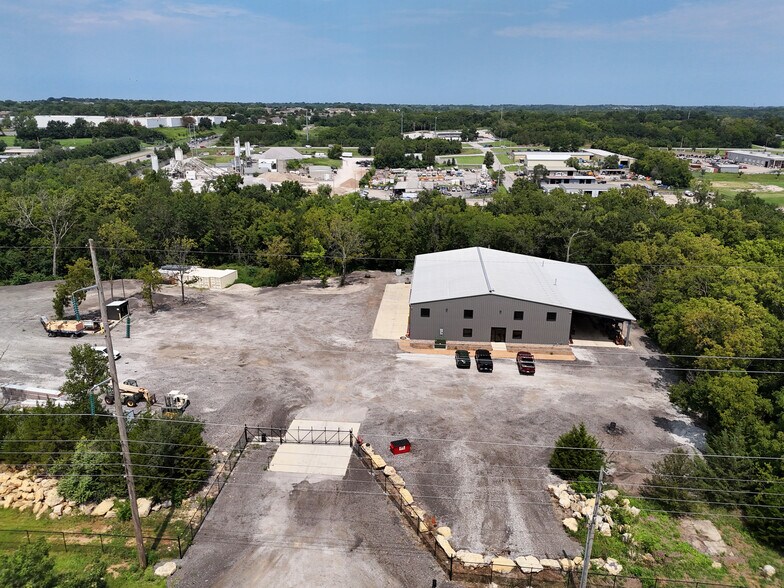 More Photos Of 955 SE AA Hwy, Blue Springs Industrial For Lease