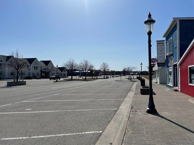 More Photos Of 217 E Central Ave, Mackinaw City Storefront For Lease