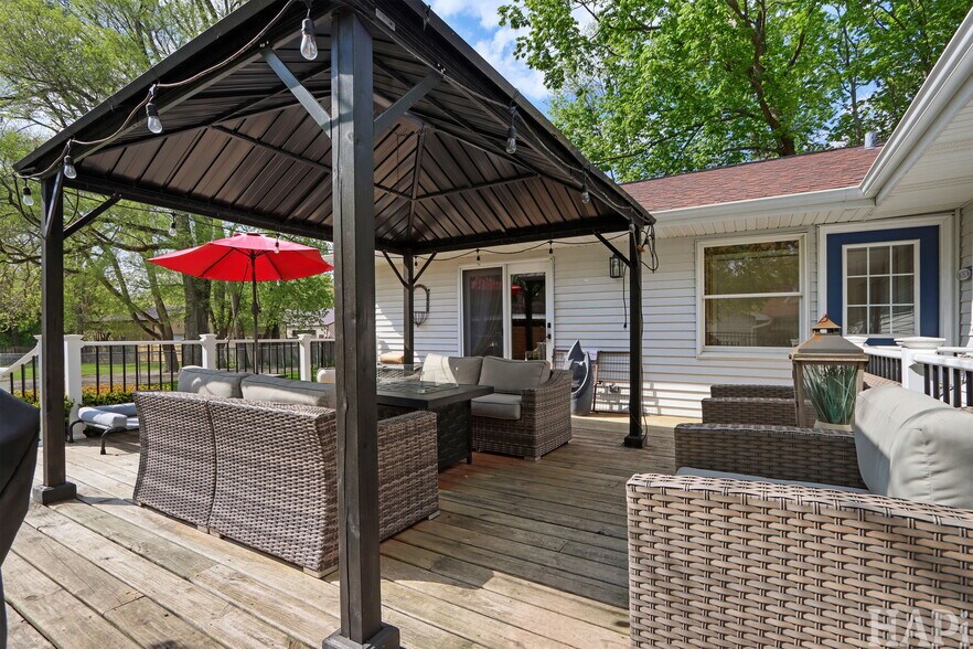 More Photos Of 4403 S Roberts Rd, Island Lake Veterinarian Kennel For Sale